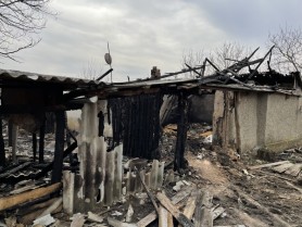 Tragedie la Căușeni. O femeie cu trei copii a ajuns pe drumuri după ce casa în care locuiau a ars